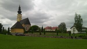 Moosbach, Kirche, Steinmauer, Bäume (Quelle: Land OÖ)