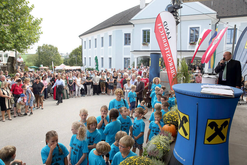 Eröffnungsrede auf der Bühne mit Blick in die Menge bei der Ortsbildmesse 2016 in Kirchberg ob der Donau (Quelle: Land OÖ, Sandra Schauer)