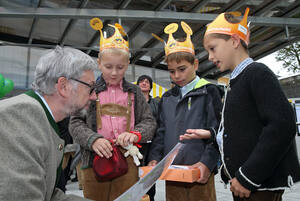 LH-Stv. Dr. Michael Strugl im Gespräch mit Kindern (Quelle: Daniel Kauder, Land OÖ)