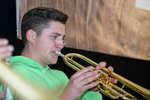 Ein Musiker mit Trompete bei einer Bühnenaufführung (Quelle: Daniel Kauder, Land OÖ)