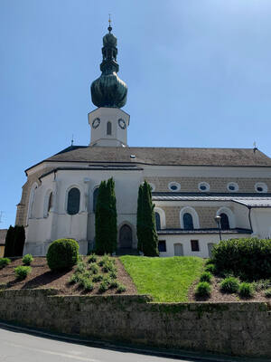 Böschung vor Kirche (Quelle: Land OÖ, Aistleitner)