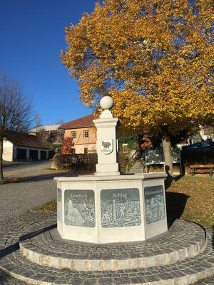 Grünbach_Ortsplatz_Brunnen (Quelle: Land OÖ)