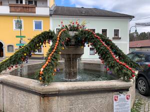 Brunner mit Ostereiern (Quelle: Land OÖ, Aistleitner)