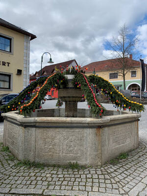 Brunnen mit Ostereiern (Quelle: Land OÖ, Aistleitner)
