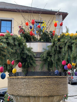 Osterschmuck Brunnen (Quelle: Land OÖ, Aistleitner)