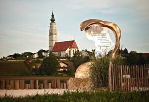 Stille Nacht Kirche Skulptur F.X. Gruber (Quelle: F. X. Gruber Gemeinschaft Hochburg-Ach)