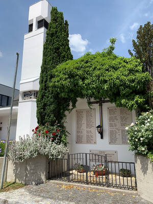Kirche und Kriegerdenkmal (Quelle: Land OÖ)