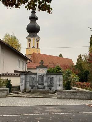 Kriegerdenkmal, Kirche (Quelle: Land OÖ)