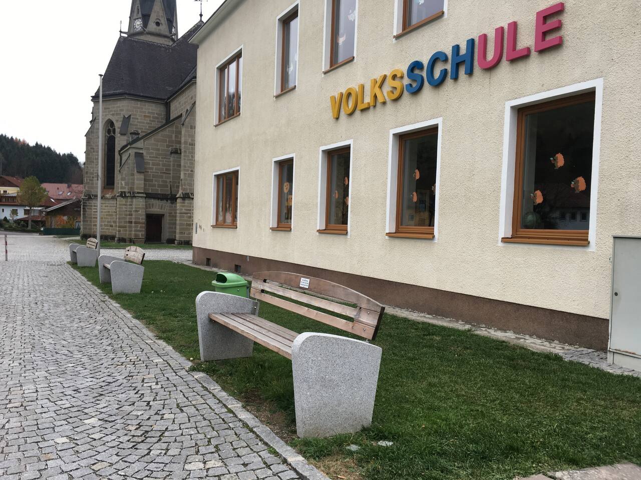 Kleinraming_Sitzgelegenheiten_vor_Schule (Quelle: Land OÖ)