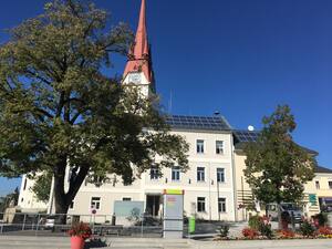 Neumarkt i.M., Blick zur Kirche (Quelle: Land OÖ)