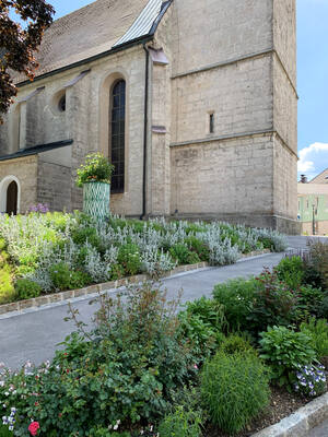 Pettenbach, Bepflanzung vor Kirche (Quelle: Land OÖ)