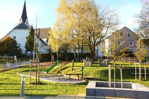 Grünraum Spielplatz Kirche und VS (Quelle: Land OÖ)