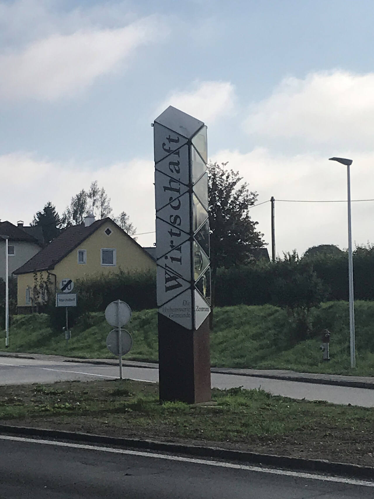 Vorchdorf Säule Ortseinfahrt (Quelle: Land OÖ.)
